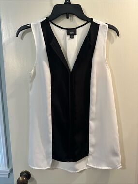 Mossimo Supply Co. Black and White V-Neck Colorblock Sleeveless Top